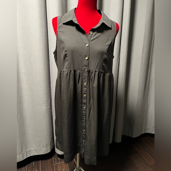 Motherhood Maternity Dresses & Skirts - Motherhood Maternity sleeveless collared button front dress